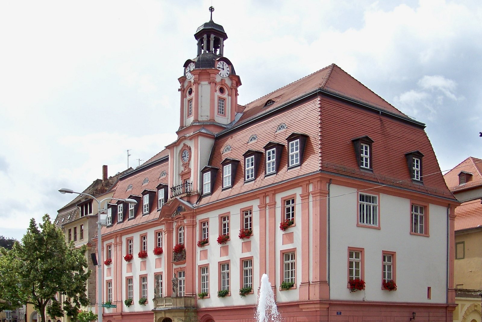Das barocke Rathaus mit Uhrturm am Markt in Weißenfels, davor der Brunnen